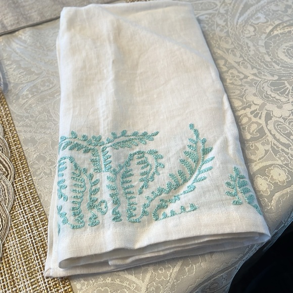 Linen Southern Living embroidered linen napkins. Set of 3. - Picture 2 of 6